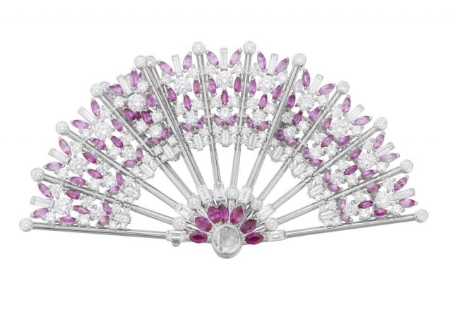 04_Van-Cleef-%26-Arpels_Eventail-decor-clip_Le-Bal-du-Siecle_BD.jpg