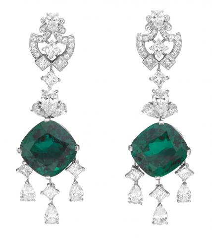 05_Van-Cleef-%26-Arpels_Princesse-Cygne-earrings_Le-Bal-du-Palais-d_Hiver_BD.jpg