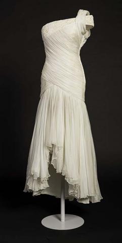 Diana_17_Gina_Fratini_for_Hartnell_white_silk_chiffon_gown.jpg