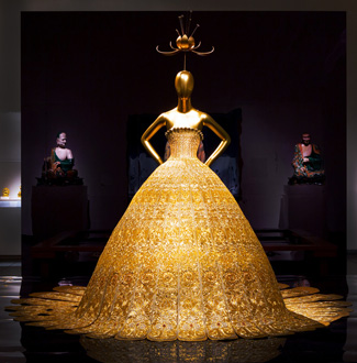 Met_2015_45ChineseGalleriesGuoPeiDress.jpg