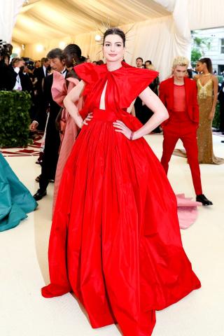 Met_2018_anne-hathaway-6_Valentino_Haute_Couture.jpg