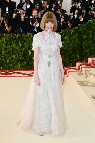 Met_2018_getty_images_Anna_Wintour_Cardinal_Chanel.jpg