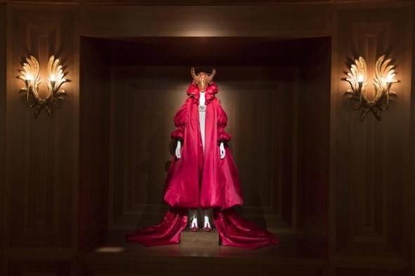 V%26A_AQ_5._Installation_view_of_Romantic_Nationalism_gallery_Alexander_McQueen__2421.jpg